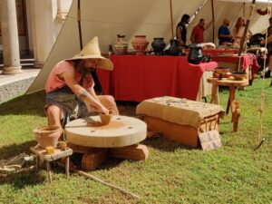 Rievocazione di artigianato etrusco: la ceramica